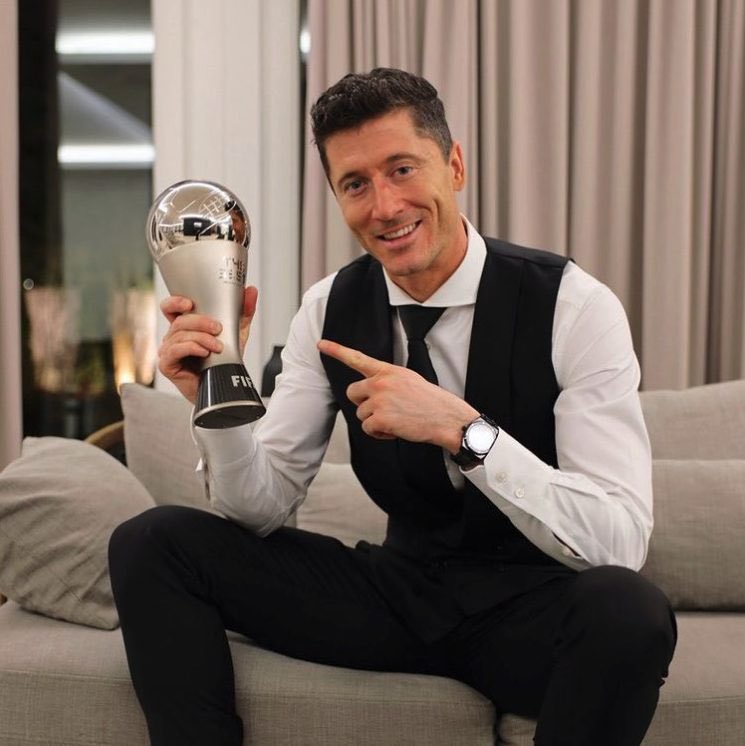 Hace unos meses pedían el balón de oro para Lewandowski.

Ahora que quiere venir al Barça dicen que esta viejo con 33 años (1 menos que Benzema) y que viene a retirarse.