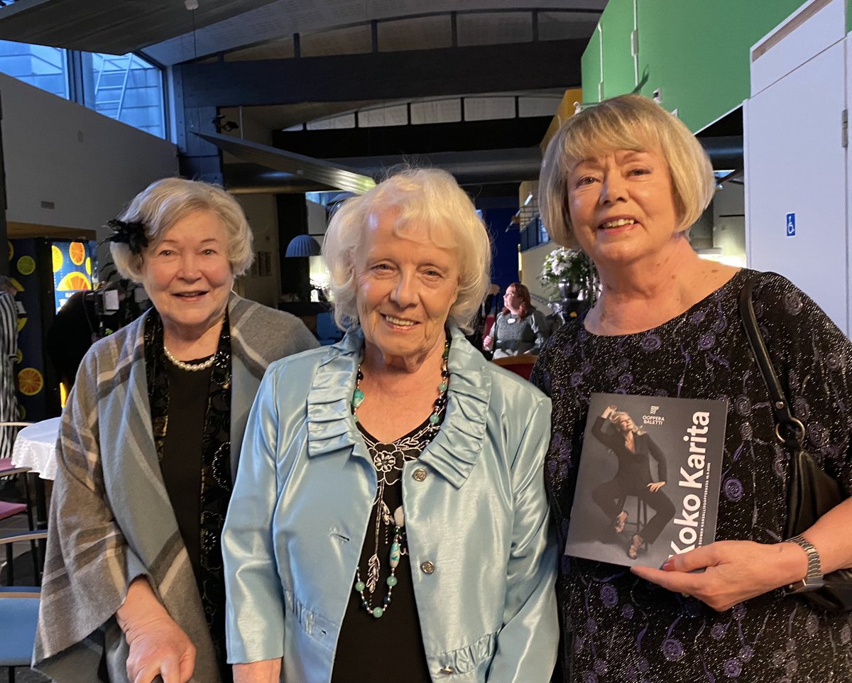 ullabroms's tweet photo. ”Ooppera tuli meidän kotiimme!” iloitsivat #Foibekartano’n loistoladyt Tellervo, Mirja ja Hilkka. #HomeOpera’ssa henkeä salpaava @MattilaKarita #KokoKarita ensi-ilta @foibekartano #elämykset #VirtuaalinenKulttuurielämys #HyvänElämänYhteisö @HAAGAHELIAamk @oopperabaletti https://t.co/g7yo9OtJVm