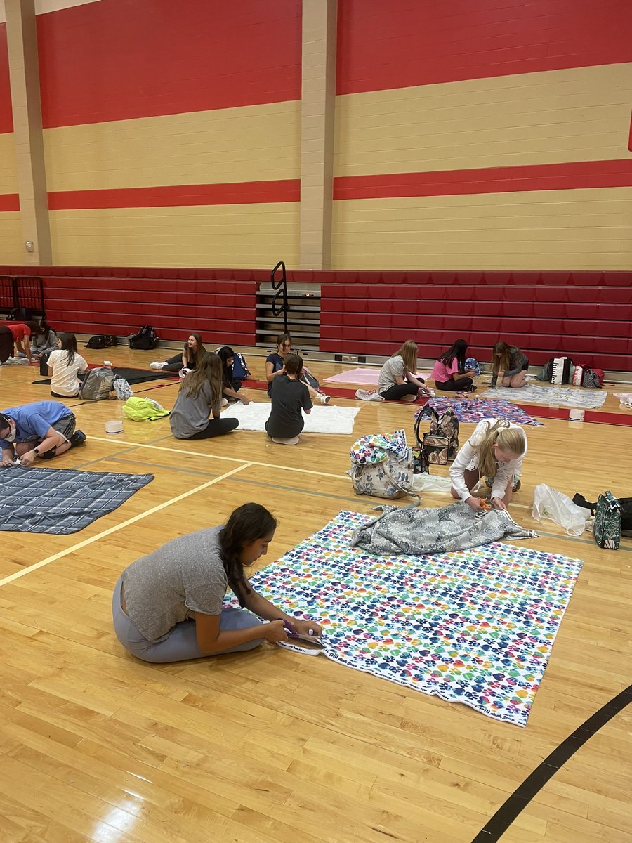 cpjhsterrell's tweet photo. NJHS Linus Blanket Community Service Project. Way to go Coogs! @TISDCPJHS https://t.co/lNb5OgRO0X