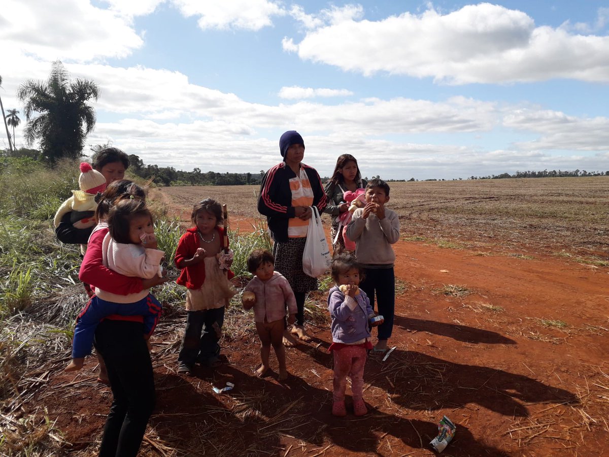 AHORA. 12 patrulleras, 1 camión GEO y 1 una retroexcavadora sin orden judicial DESALOJARON brutalmente a la Comunidad CERRITO (Avá Guaraní) en Minga Porã, matando a gallinas, patos, perros y cerdos. Detuvieron a dos jóvenes, y destruyeron casas, chacras y el templo.