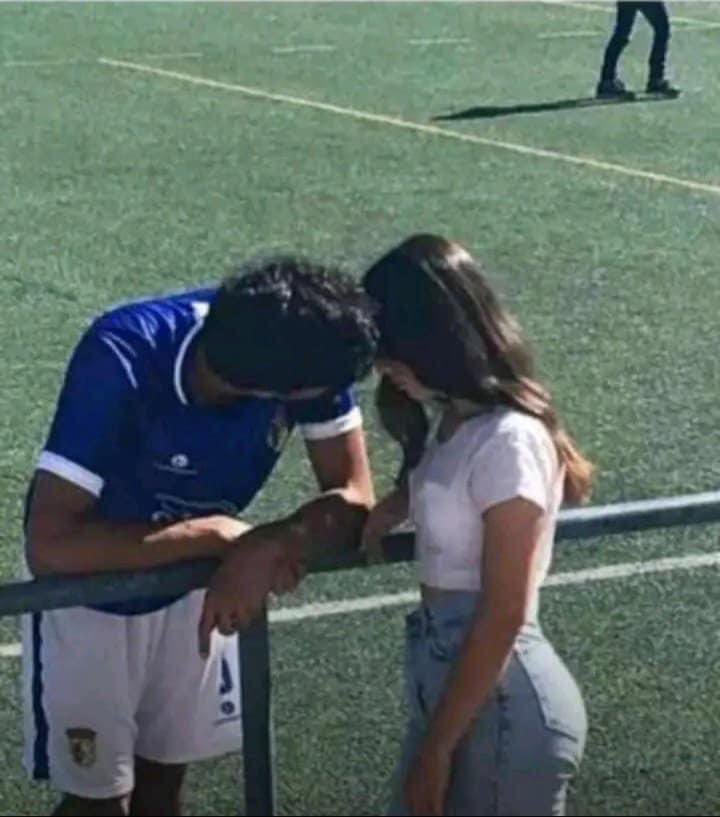 MaCulture3's tweet photo. Lui : Qu'est-ce qui ne va pas bébé ?

Elle : Tu me m@nques bébé, dis à l'arbitre de te donner un carton rouge. 😭😭
.
.
.
#BurkinaFaso #football #femme #game ✍️ https://t.co/PXazCxhOqx