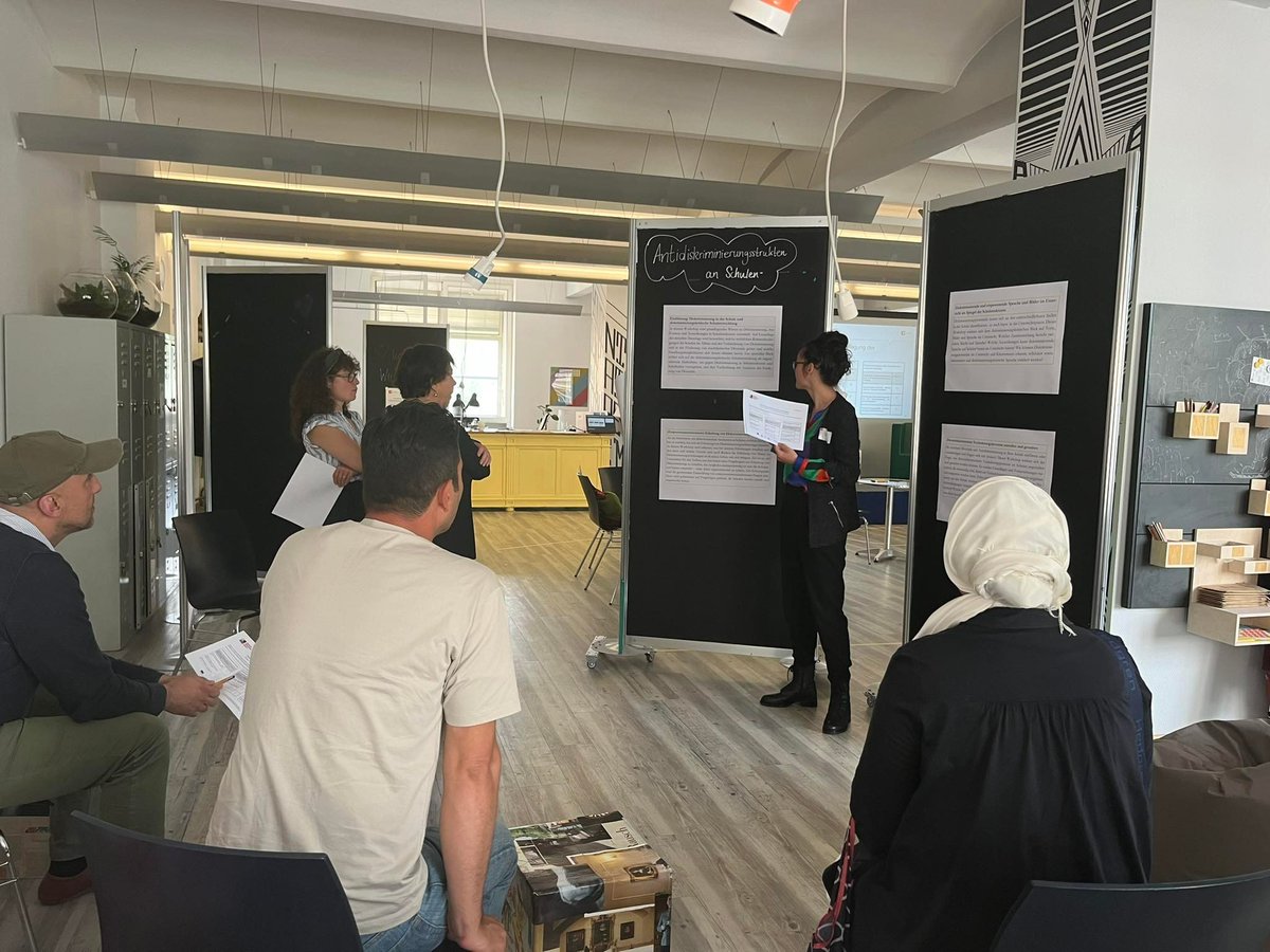 Akteur*innen und Interessierte aus dem Bereich Übergang Schule – Arbeitswelt kamen am 17.05. im <a href="/TUECHTIG_Berlin/">TUECHTIG</a> zusammen im Rahmen des Kick-Offs der Netzwerktreffen „Diskriminierungskritische Schule und Übergänge“  (1/5)