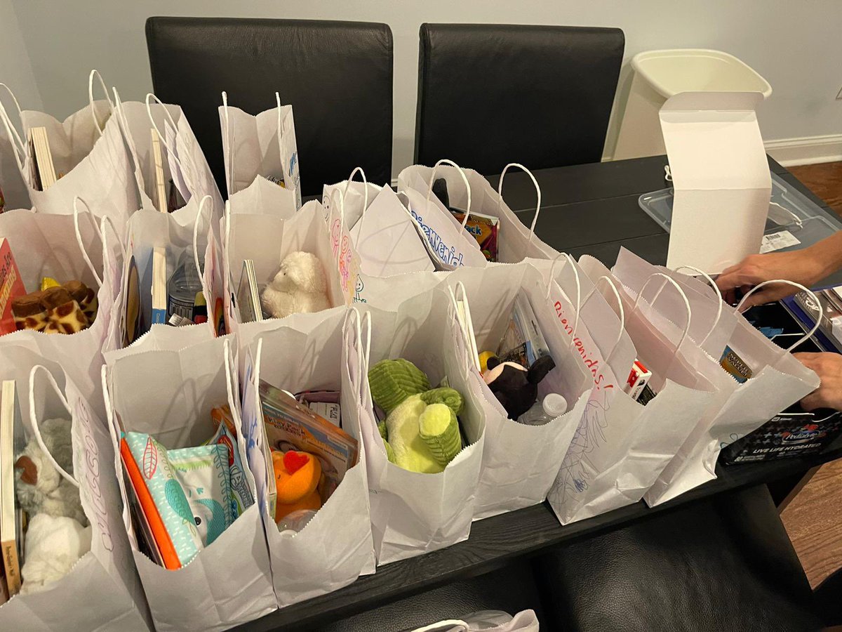 Carlos_Escalada's tweet photo. At Samu Island Condos, we are providing a transit shelter for migrants arriving to #WashingtonDC. With food provided by @WCKitchen and the local support of #CatholicCharities, they can rest, take a comforting shower and continue their journey. @samu_usa https://t.co/O9NIPlD1Q0
