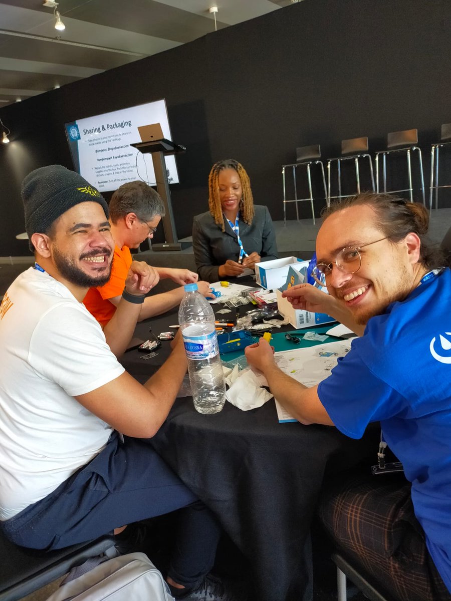 ayudaenaccion's tweet photo. Hoy en Valencia se celebra #KubeConEU y hemos estado allí con la gente de @snyksec y @gv2gt, experimentando con robots educativos que serán donados a centros donde trabajamos en la Comunidad Valenciana para seguir cerrando la brecha digital en la infancia más vulnerable.

GRACIAS https://t.co/NJqrfA4P1V