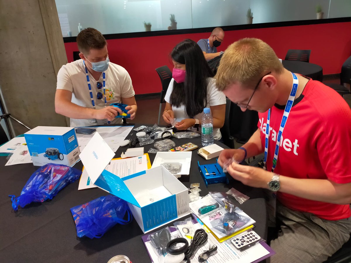 ayudaenaccion's tweet photo. Hoy en Valencia se celebra #KubeConEU y hemos estado allí con la gente de @snyksec y @gv2gt, experimentando con robots educativos que serán donados a centros donde trabajamos en la Comunidad Valenciana para seguir cerrando la brecha digital en la infancia más vulnerable.

GRACIAS https://t.co/NJqrfA4P1V