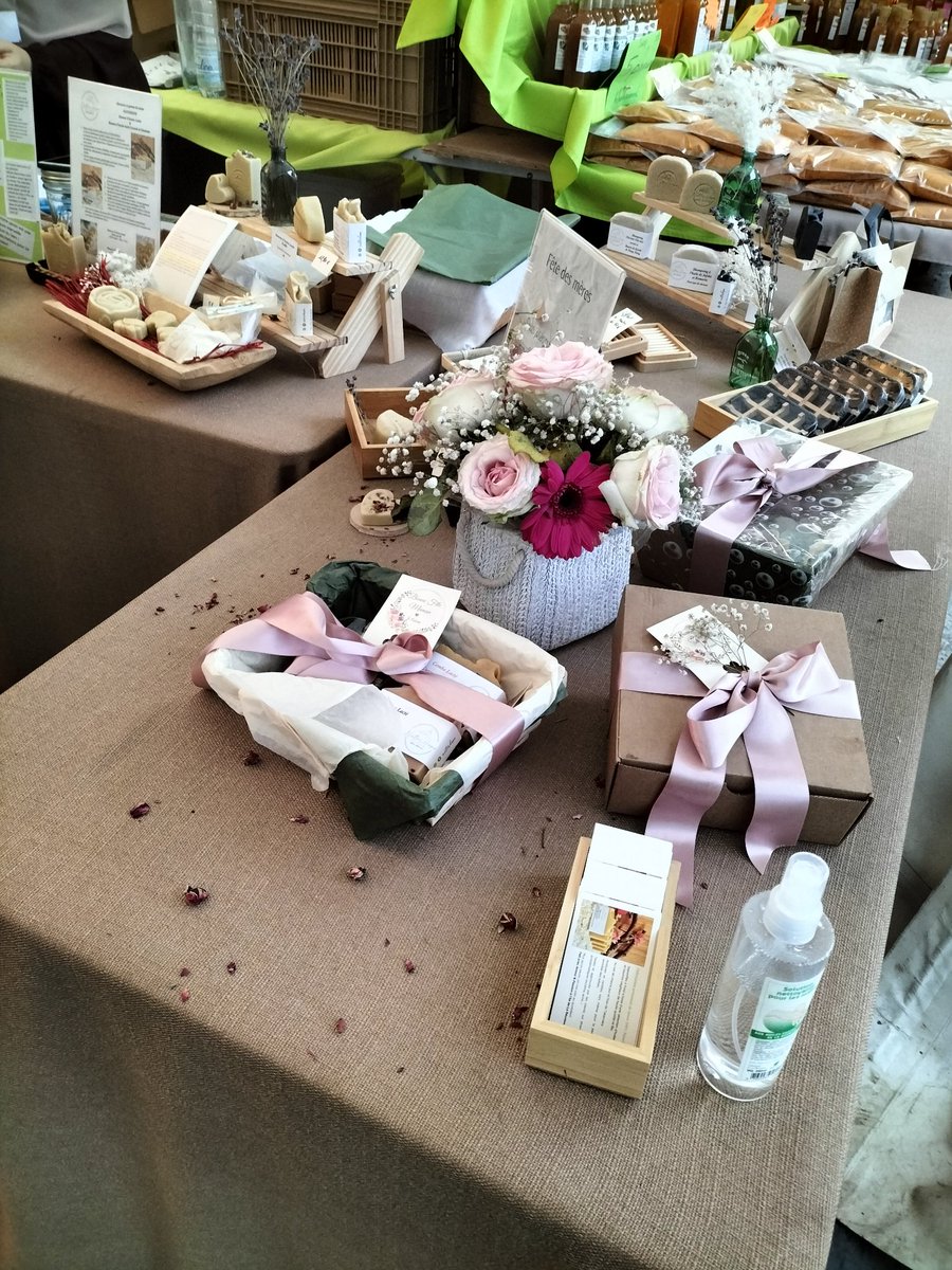 MangCeriz's tweet photo. Une merveilleuse découverte à la foire de Bras Panon #laReunion savon de chèvres de #Takamaka pour toutes sortes de peaux . Fabrication 100 % local. #savon #chevre https://t.co/eTc07fp7Ke