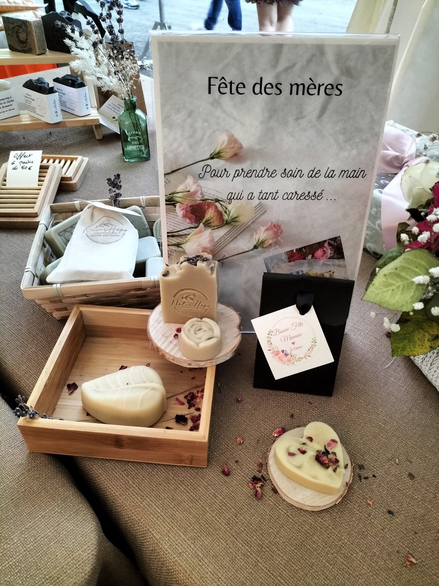 MangCeriz's tweet photo. Une merveilleuse découverte à la foire de Bras Panon #laReunion savon de chèvres de #Takamaka pour toutes sortes de peaux . Fabrication 100 % local. #savon #chevre https://t.co/eTc07fp7Ke