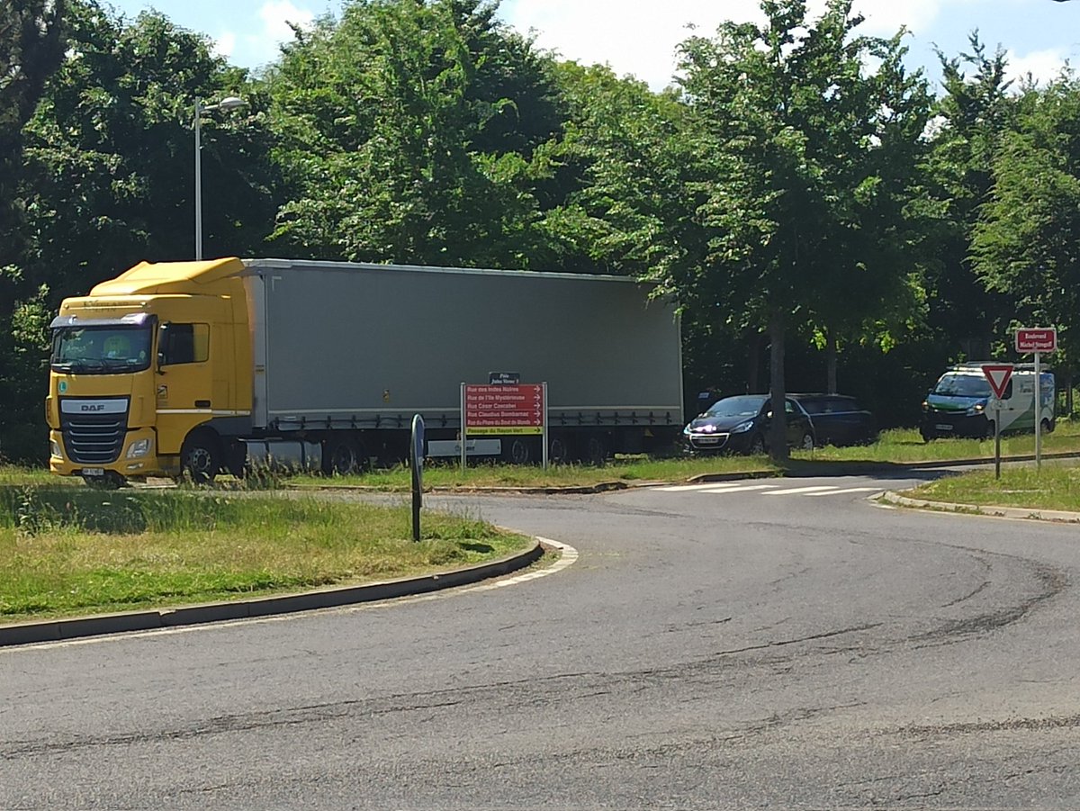 ddddamone's tweet photo. Zac Longueau #Amiens un camion en panne bvd Michel Strogoff. 
Secteur à éviter. https://t.co/79bQeyjLyX
