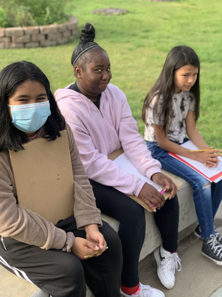 MrsBoltsClass's tweet photo. Yay garden day!! We are learning about my favorite flower!! Gonna miss these moments!! #lastdaysof5thgrade @MsValentin_ @BaneElementary @cdiazcfisd @SharonTipping6 @readygrowgarden @CookRTGG https://t.co/Vjyja6LarN