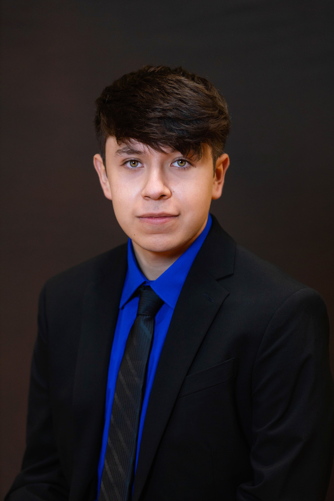 Let's give a big round of applause to Bryson Prather, Alannah Riche, Mya Robles, and Bryan Sanchez on their recent graduation! Be sure to visit for a full profile on each of our graduates: chillicotheschools.org/o/chs/page/sen…