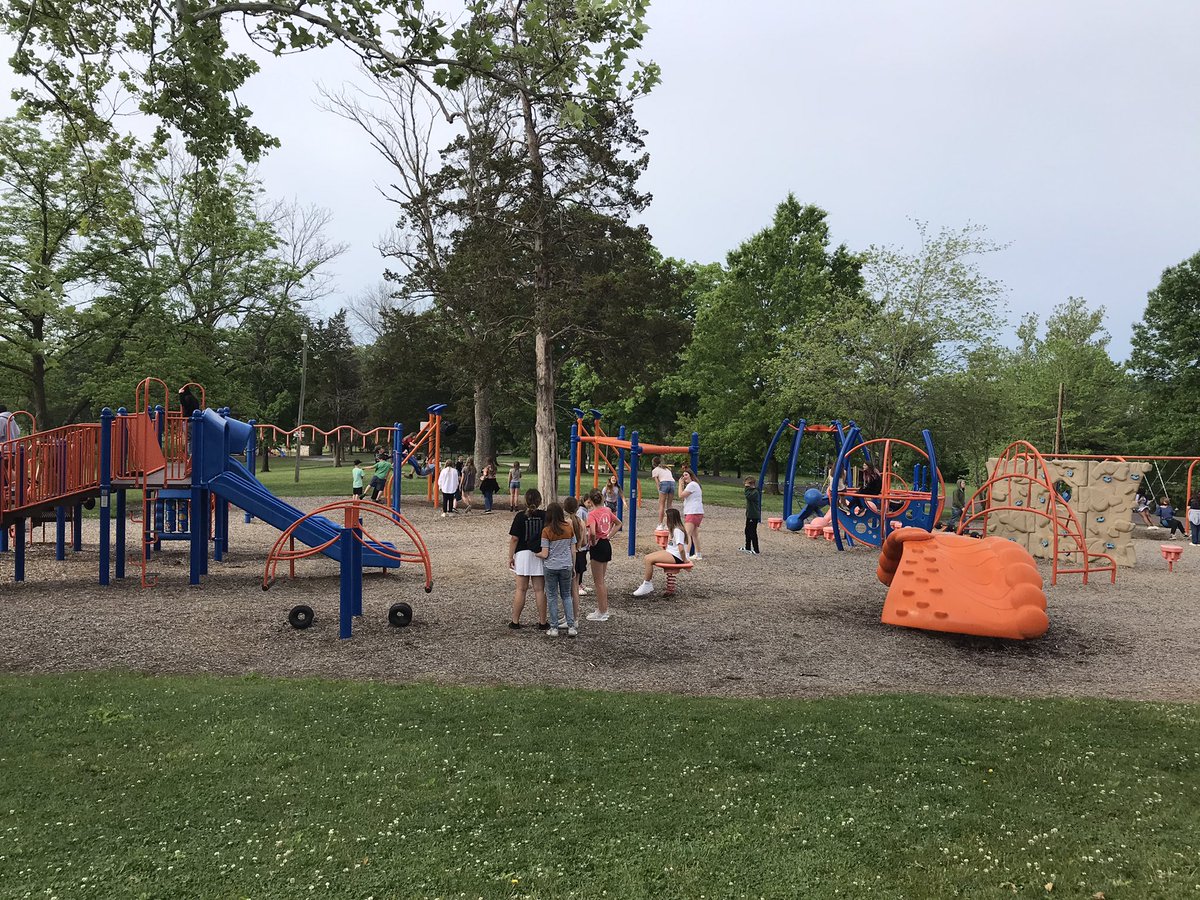 MrsTresterBerry's tweet photo. 7th grade at the park!! #fmsteach #fmsnews https://t.co/nWTNeK13C0
