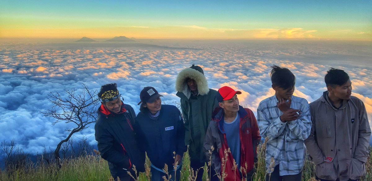 rokim99_'s tweet photo. Benih bertumbuh dalam keheningan, Tapi pohon roboh dengan suara yang hebat. Kehancuran bersuara nyaring, Tapi pertumbuhan tidak heboh, Inilah kekuatan dari kesunyian. 
Bertumbuhlah dalam keheningan.
- Confucius
#Confucius #mountains #mountsia #mountainers #tranding #mountainers https://t.co/NKJKFLU13b
