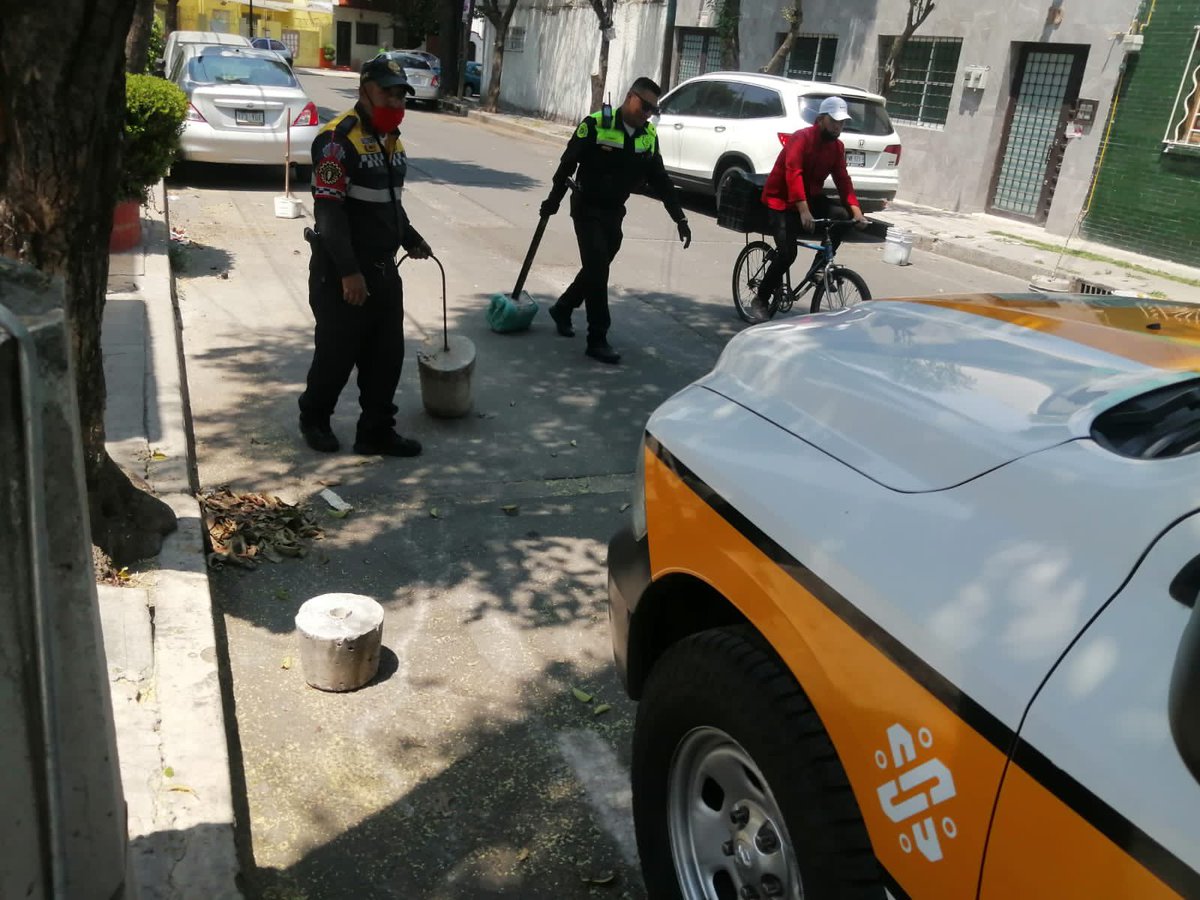 AzcapotzalcoMx's tweet photo. Derivado del compromiso con vecinos de la Colonia San Álvaro, los cuales solicitaron apoyo para la liberación de vialidades, la Alcaldia en coordinación con Tránsito implementó un dispositivo de recuperación y retiro de enseres. https://t.co/txHQMmTmq5