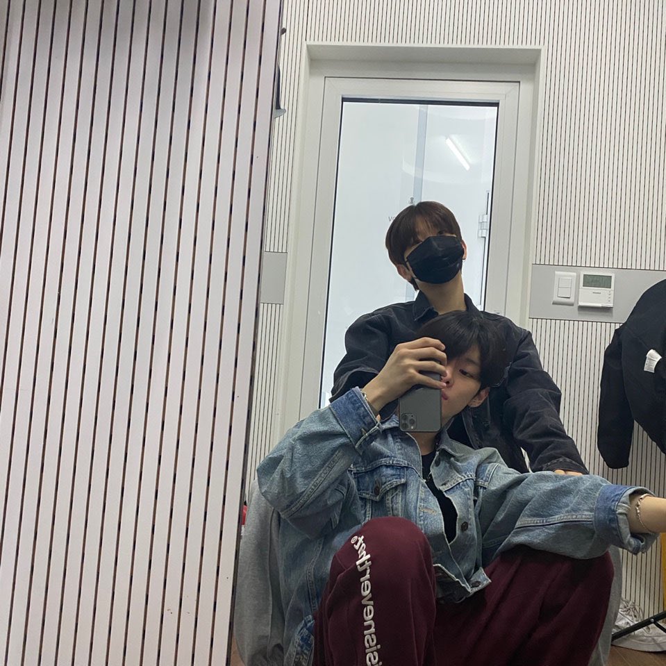 LeeShsn1A's tweet photo. ให้พูดกี่รอบก็จะบอกว่าชอบสไตล์การถ่ายรูปของคู่คยองจุนซองจุนม้าก ไม่เคยเห้นไอดอลคนไหนชอบมาถ่ายคู่กันแบบนี้เลย ค่ดจะเทส https://t.co/KEKyoFCrS1
