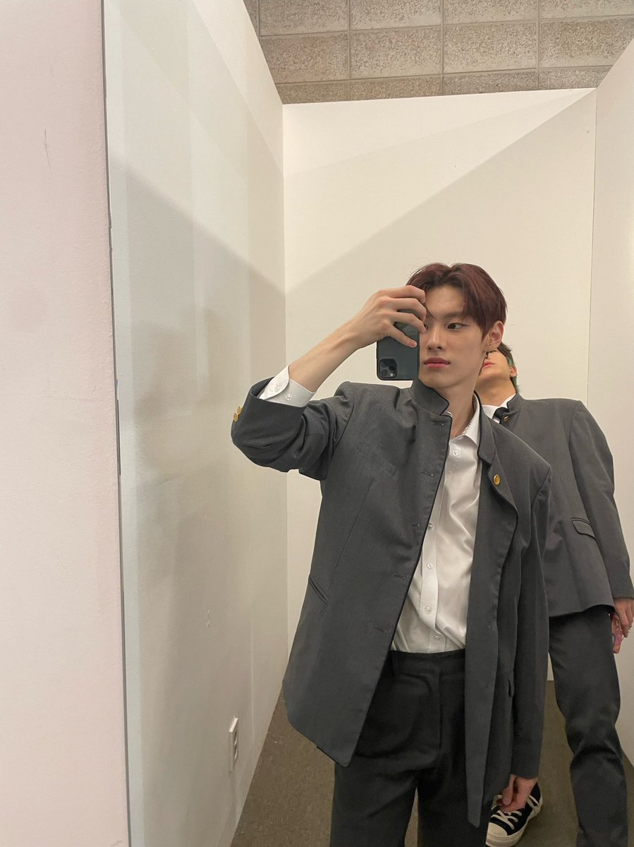 LeeShsn1A's tweet photo. ให้พูดกี่รอบก็จะบอกว่าชอบสไตล์การถ่ายรูปของคู่คยองจุนซองจุนม้าก ไม่เคยเห้นไอดอลคนไหนชอบมาถ่ายคู่กันแบบนี้เลย ค่ดจะเทส https://t.co/KEKyoFCrS1