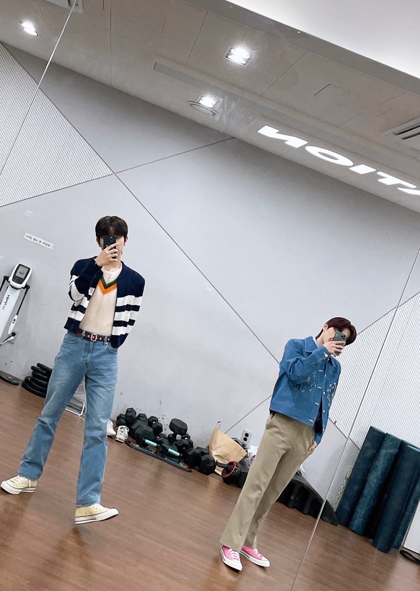 LeeShsn1A's tweet photo. ให้พูดกี่รอบก็จะบอกว่าชอบสไตล์การถ่ายรูปของคู่คยองจุนซองจุนม้าก ไม่เคยเห้นไอดอลคนไหนชอบมาถ่ายคู่กันแบบนี้เลย ค่ดจะเทส https://t.co/KEKyoFCrS1