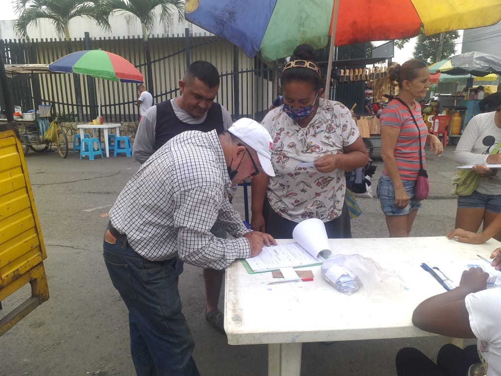 PartidoPuebloEc's tweet photo. Llegamos a los sectores populares de Guayaquil con el #PartidoDelPueblo. Junto a los compañeros del sector se realizó un barrido, afiliando a muchos ciudadanos que esperan un verdadero cambio en el país.

#somospuebloec #Ecuador #únetealpartidodelpueblo 🇪🇨 https://t.co/4HNUm1NGU4