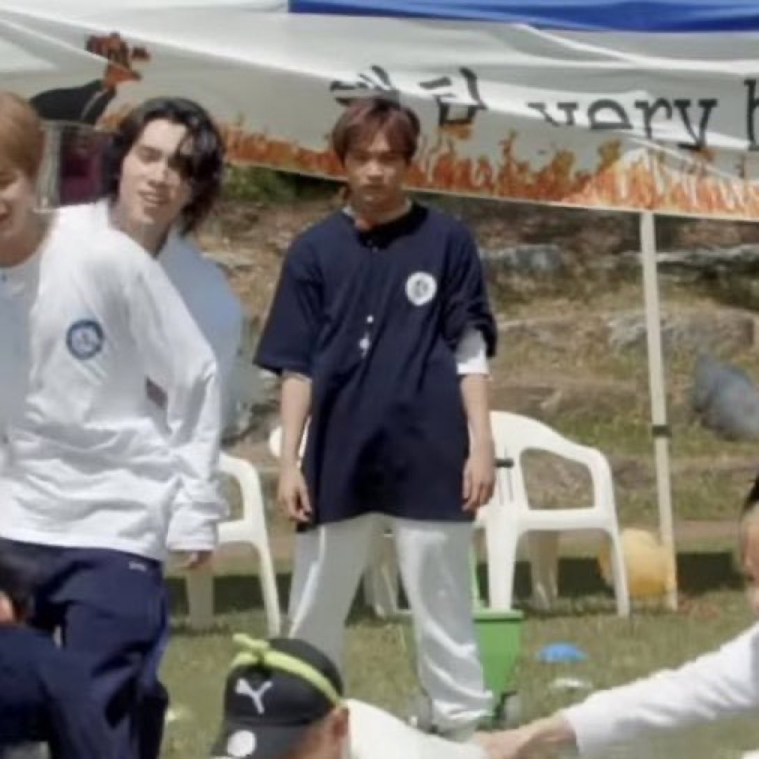 HCbodyguard's tweet image. Haechan watching them fight 😭