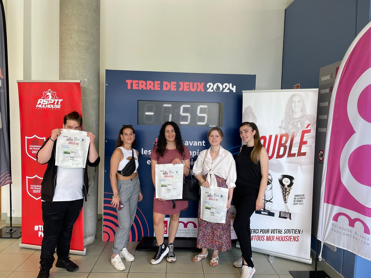 ValerieColella's tweet photo. Aujourd’hui au #palaisdessports de #mulhouse des jeunes accompagnés en#CEJ sont venus rencontrés des recruteurs accompagnés de leurs conseillères. Une belle opportunité …lors de ce job dating #smashtonjob @poleemploi_GE @Prefet68 @PierricOuvrard @FredericDUNAND https://t.co/Pg7gY6zYyo