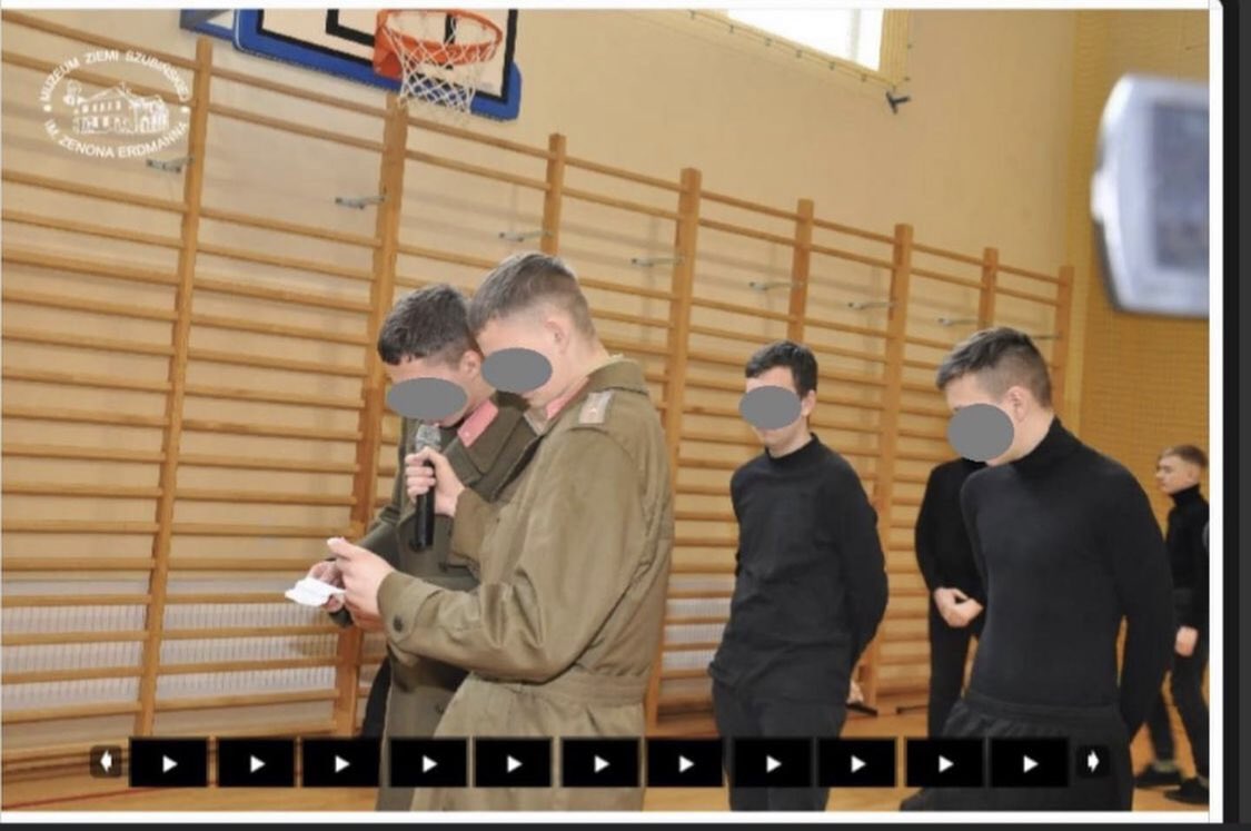 Po_prostu_tat's tweet photo. 1/2. W SP w Królikowie odbyło się przedstawienie o Wołyniu, z którym, w rolach  oprawców obsadzono ukraińskich uczniów. Odgrywana jest tam m in. scena egzekucji . 

Źr: Alina Czyżewska FB oraz @KKPiotrowska na IG
CHORE! Ale zapewne Czarnek daje lajka. https://t.co/EoqNwphfae