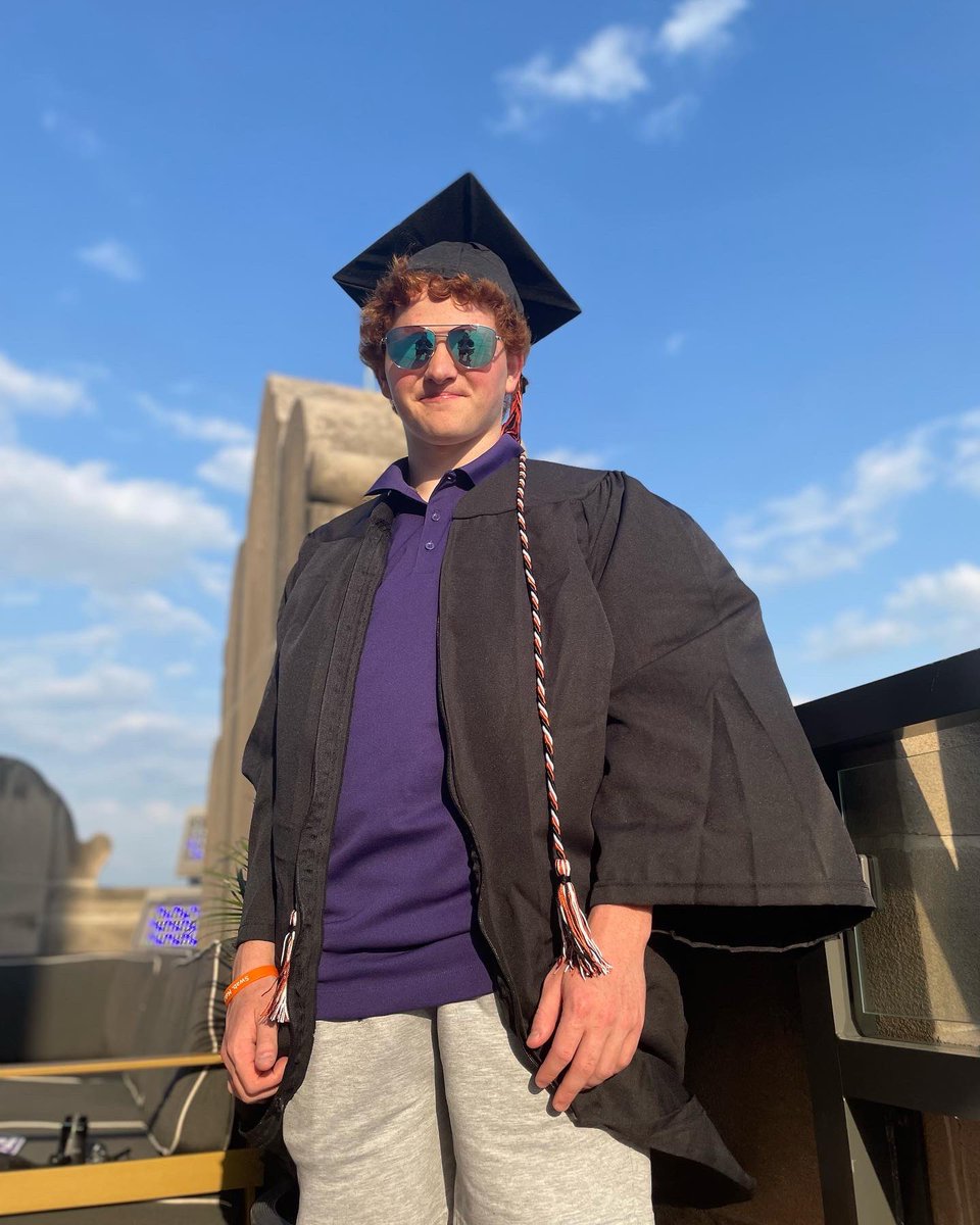 djbachtle01's tweet photo. Graduation day for this guy! #smnw #powerandlight #kcmo #senior #Classof2022 #proudmama #imadehim https://t.co/pUc3EMOTnK