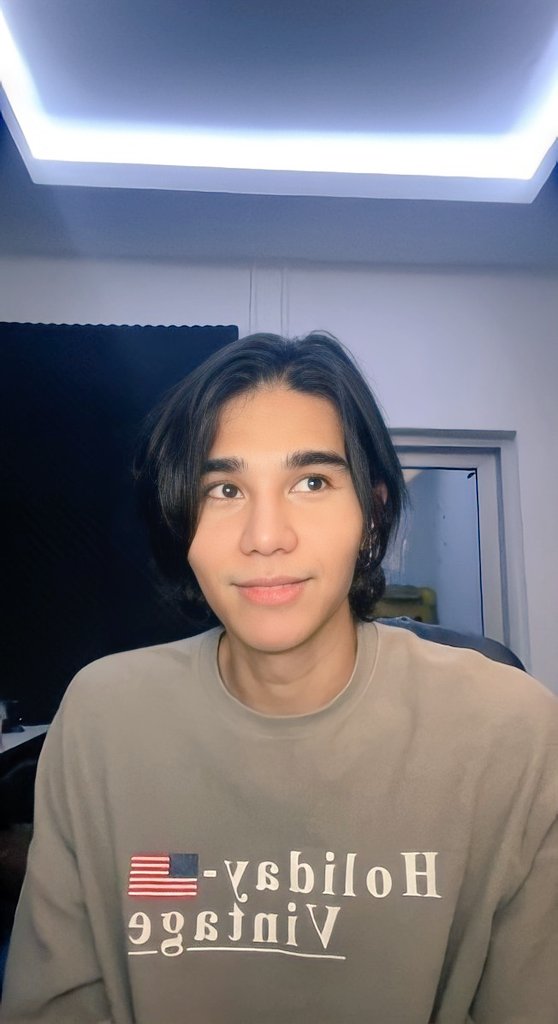 sxrdw_'s tweet photo. It was very touching when he used English to communicate with his fans. He knows very well that he is loved by people around the world #jeffdoesnothideanymore #JeffSatur https://t.co/sLbLJzhu0t