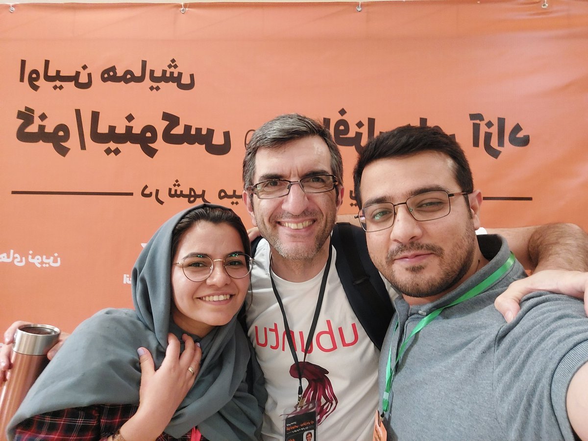 MojganCh's tweet photo. جشن انتشار اوبونتو با @jadi عزیز. 
مرسی که بعد ساعت ها عکس یادگاری و ارائه و ‌‌‌... با خوش برخوری و این سطح انرژی بامون عکس گرفت😍😍 https://t.co/4hO57mA3pm