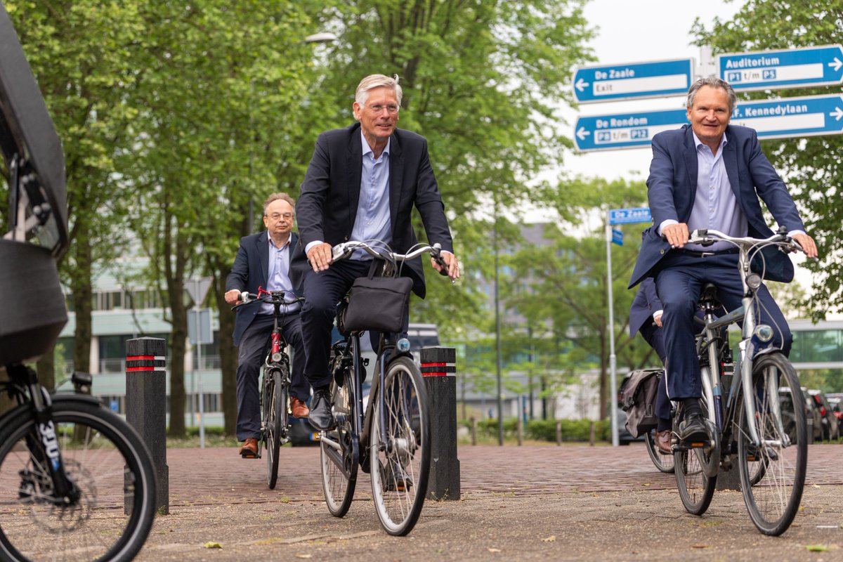 On this @FietsnaarjeWerkDag (go to work by bike day) we came to the university on our bicycles, just like on most of our working days. We call upon everyone in the TU/e community to do the same and leave the car at home more often. It’s for a better health and for the environment