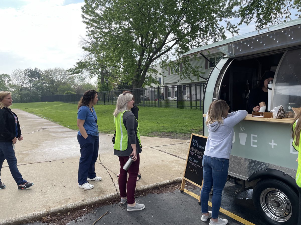 carolyn_allar's tweet photo. What an amazing treat from ⁦@joendoughco⁩ this morning! Thank you to the Rosenbloom family for spoiling our staff! #WeAreMuir https://t.co/DsMzJ9LJEm