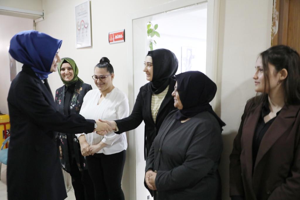 AfyonValiligi's tweet photo. Aile ve kadına yönelik sosyal incelemeler yapılarak, çeşitli eğitimlerin verildiği Afyonkarahisar Valiliği Şiddet Önleme ve İzleme Merkezi'ni ziyaret eden Valimiz Sn. @kubrayigitbasi merkezin çalışmaları hakkında bilgiler aldı. https://t.co/59ixvnYx9P