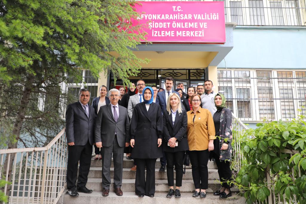 AfyonValiligi's tweet photo. Aile ve kadına yönelik sosyal incelemeler yapılarak, çeşitli eğitimlerin verildiği Afyonkarahisar Valiliği Şiddet Önleme ve İzleme Merkezi'ni ziyaret eden Valimiz Sn. @kubrayigitbasi merkezin çalışmaları hakkında bilgiler aldı. https://t.co/59ixvnYx9P