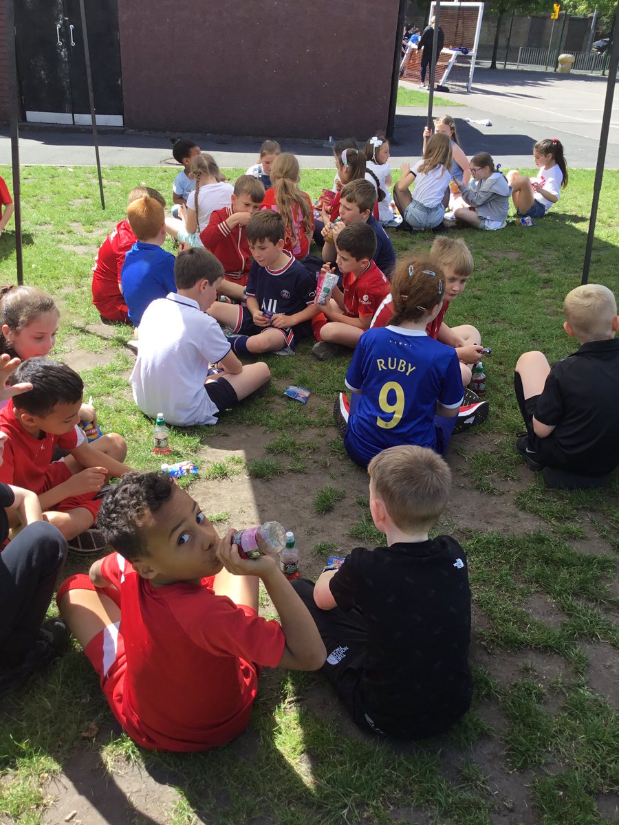 6B_stjohns's tweet photo. Perfect weather for our Jubilee picnic today 😎🥳
Congratulations to our Queen for 70 years on the throne 👑 https://t.co/45ZnSAFTy4