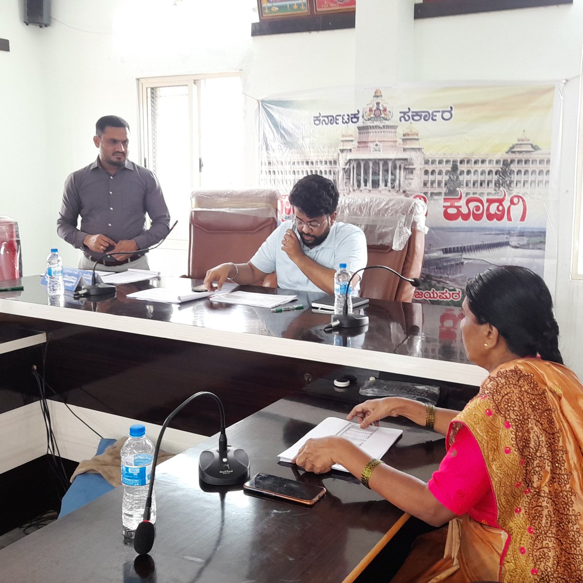 ಕೊಲ್ಹಾರ ತಾಲೂಕಿನ ಕೂಡಗಿ ಗ್ರಾಮ ಪಂಚಾಯತಿಗೆ  ವಿಜಯಪುರ ಜಿಲ್ಲಾ  ಪಂಚಾಯಿತಿಯ ಮುಖ್ಯ ಕಾರ್ಯನಿರ್ವಾಹಕ ಅಧಿಕಾರಿಗಳಾದ ಶ್ರೀ ರಾಹುಲ್ ಶಿಂಧೆರವರು ಮತ್ತು  ಕೊಲ್ಹಾರ ತಾ.ಪಂ ಇಓ,  ಸಹಾಯಕ ನಿರ್ದೇಶಕರು(ಗ್ರಾ.ಉ)  ಭೇಟಿ ನೀಡಿ ಅಂಗನವಾಡಿ, ಪ್ರಾಥಮಿಕ ಮತ್ತು ಪ್ರೌಢಶಾಲೆ,  ಶಾಲಾ ಬಿಸಿಯೂಟದ ಕೋಣೆ, ಗ್ರಂಥಾಲಯಗಳಿಗೆ ಭೇಟಿ ನೀಡಿ ಪರಿಶೀಲನೆ ನಡೆಸಿದರು.