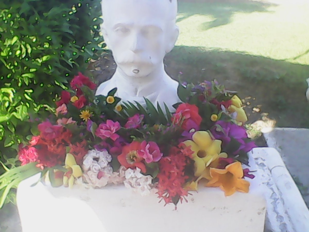 ZeneaJuan's tweet photo. #19DeMayo2022 Se llena de alegría nuestra escuela, los niños le recitan y le cantan a #Martí, un día especial recordando su caída en combate, su poesía, sus versos, cuentos y su empeño en la libertad de cuba. @CubaMined #PinardelRío #HéroeNacional https://t.co/QnAbfKcEFs