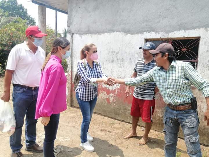 CarCastro04's tweet photo. En recorrió casa por casa la legisladora federal @KARLARABELO acompañada de la Dip.Local #DianaRodriguez recibieron el cariño de las y los ciudadanos de las localidades más lejanas del #DistritoXVI, #FortaleciendoLa4T
@adan_augusto @cmmerino @mariollergo @JanicieContrera https://t.co/qot7Hb49ss