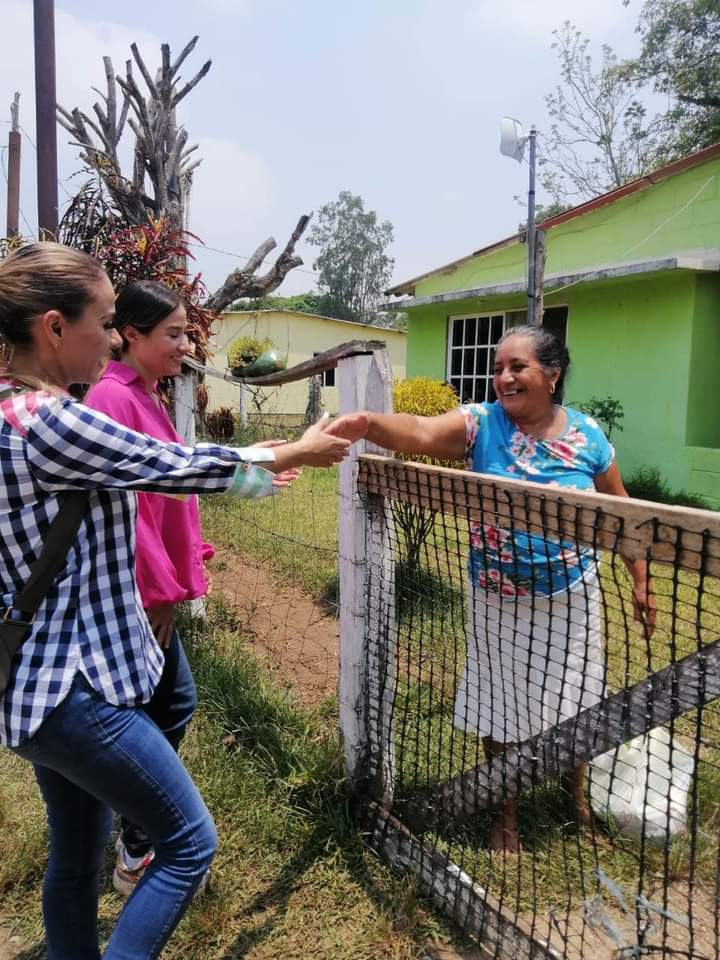 CarCastro04's tweet photo. En recorrió casa por casa la legisladora federal @KARLARABELO acompañada de la Dip.Local #DianaRodriguez recibieron el cariño de las y los ciudadanos de las localidades más lejanas del #DistritoXVI, #FortaleciendoLa4T
@adan_augusto @cmmerino @mariollergo @JanicieContrera https://t.co/qot7Hb49ss