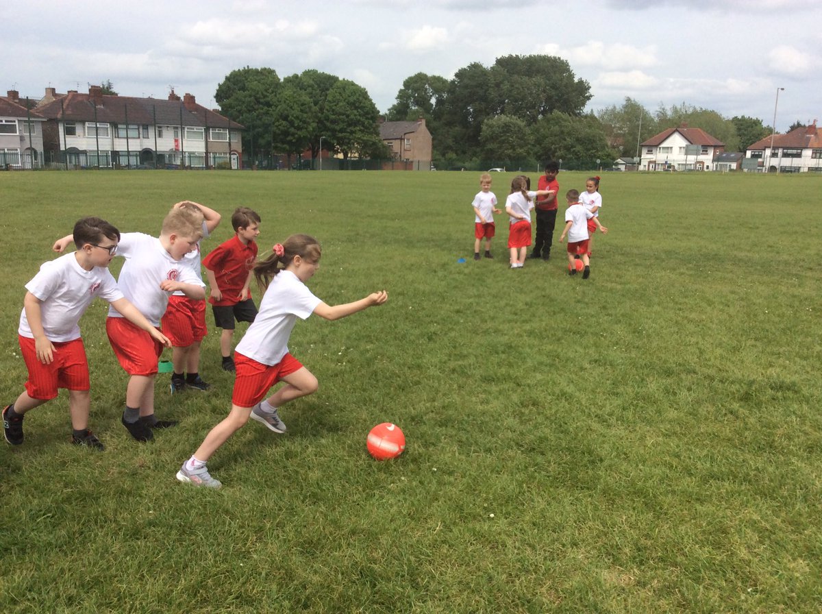 Year2bsprimary's tweet photo. A great afternoon with @Carra23 ‘s football foundation ⚽️ https://t.co/TSSB472wkB