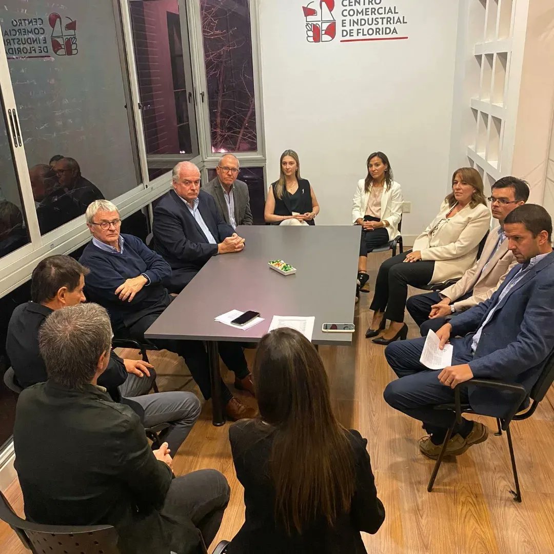 CCIFda's tweet photo. Directivos del Centro Comercial reciben al Presidente de @CamaraUY, Sr Daniel Sapelli acompañado de equipo de trabajo.
Se trasladan diferentes inquietudes y necesidades de los empresarios floridenses.
Se aprovechó la oportunidad para conocer Florida Cowork. https://t.co/QGFTlhQ7SE