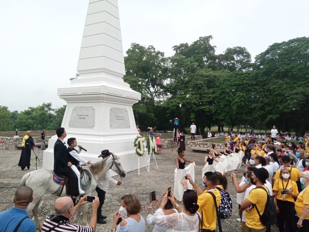 Aniversario 127 de la caída en combate de #JoséMartí. El pueblo de la #ProvinciaGranma le rinde tributo. "Honrar honra"
#Cuba <a href="/PartidoPCC/">Partido Comunista de Cuba</a> <a href="/DiazCanelB/">Miguel Díaz-Canel Bermúdez</a> <a href="/CapoNapoles/">Yanaisi Capó Nápoles</a> <a href="/BrunoRguezP/">Bruno Rodríguez P</a> <a href="/escribano_cruz/">Francisco Alexis Escribano Cruz</a> <a href="/Unhicuba/">UniónHistoriadoresdeCuba</a>