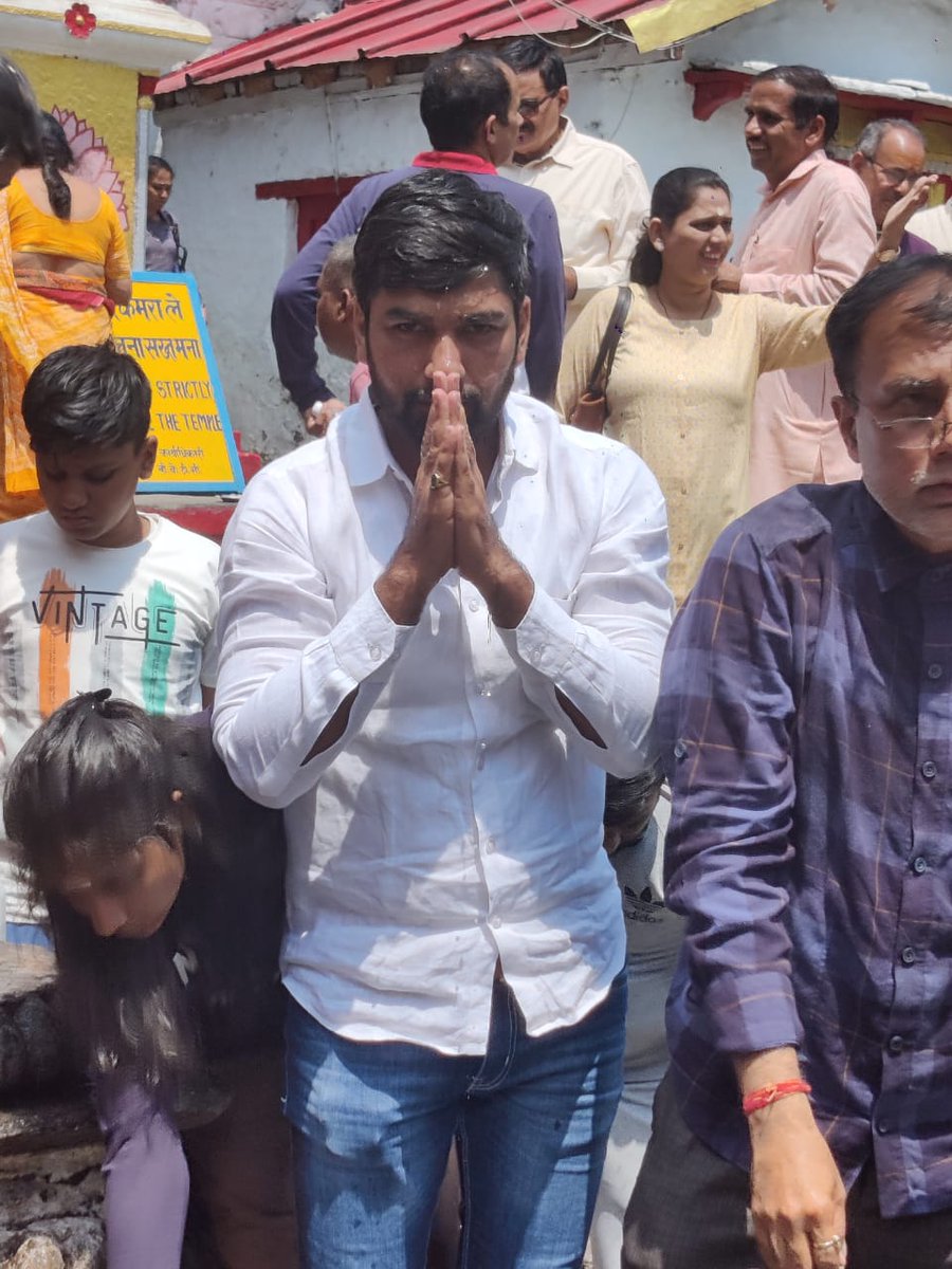 गुप्तकाशी प्राचीन विश्वनाथ मंदिर के लिए प्रसिद्ध है - भगवान शिव को समर्पित - वाराणसी के समान। यहां का अन्य प्रसिद्ध मंदिर अर्धनारीश्वर (शिव और पार्वती का आधा पुरुष आधा महिला रूप) को समर्पित है।

इसमें दो जलधाराएँ बराबर गिरती रहती हैं जो गंगा और यमुना नाम से अभिहित हैं।