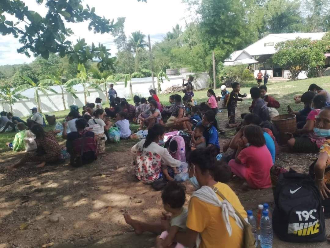 At around 2am today, military council bombing with Jet fighters on LayKayKaw Area after Junta lost their control of ThaeBawBo Camp on May18 — 3 comrades were injured and nearly 500 refugees fled to Thailand..(1/2)

#2022May19Coup
#WhatsHappeningInMyanmar
#US_SanctionMOGE