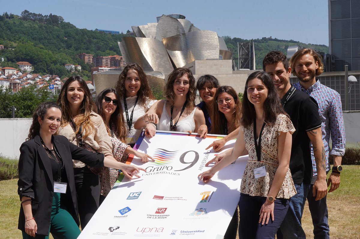 upvehu's tweet photo. Una representación de los participantes al concurso a los mejores pósteres con la que se clausurarán las IX Jornadas Doctorales y las IV Jornadas de Divulgación del Grupo 9 de Universidades (G-9) @uni_g9  que se celebran. 
➡️https://t.co/xW12dv9AU2 https://t.co/9DEXpUuVhg