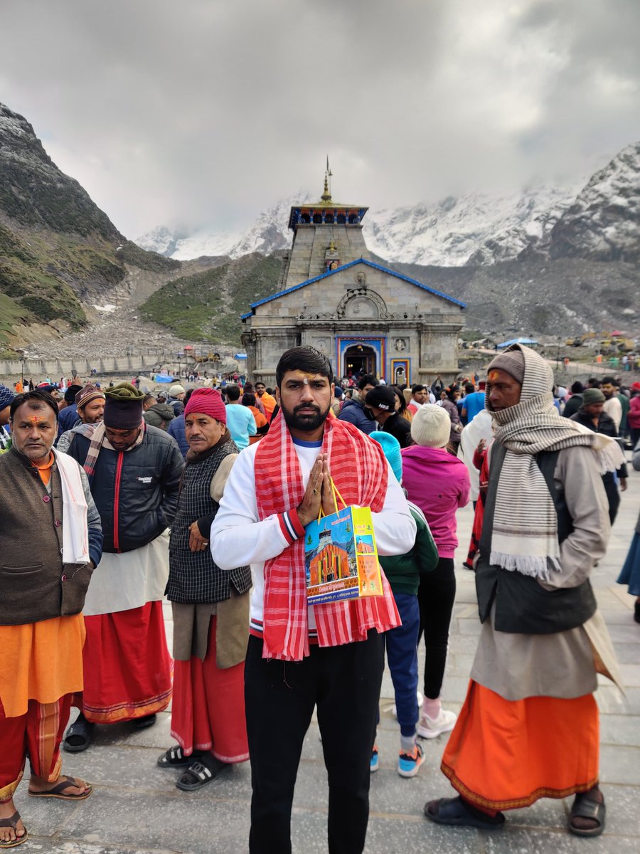 हर आस को छोड़, सजदे में तेरे खुद को सौंपने आया हूं 🔱
मेरे महादेव देख तेरे दर केदारनाथ पे आया हूं 🙏🙏🙏🙏

जहाँ झरने भी शिव के नाम के बहते हैं।
जहां आकर लोग शांति पाते हैं।
उस धाम को “केदारनाथ” कहते हैं।।