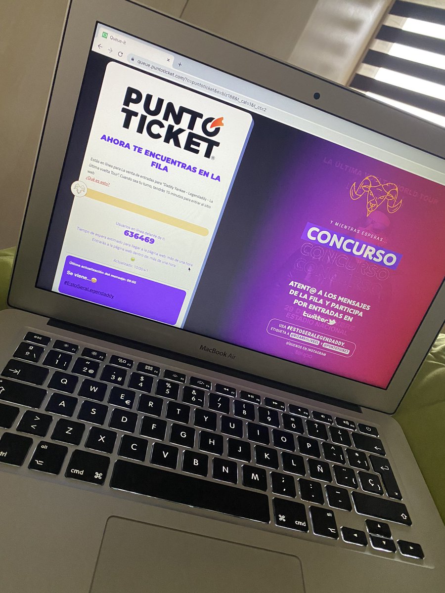 juanom31's tweet photo. @puntoticket @bizarrolivecl #EstoSeraLegendaddy la canción es La Gasolina 😎…. Esperando aquí para ver si hay un milagro 😂😂😂 https://t.co/kHbRbXanE5