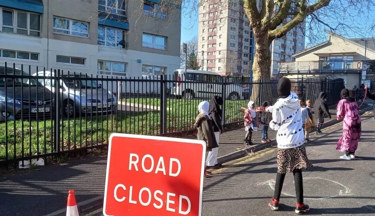 There's a snide take that wanting to give children the chance to play outside is purely a middle class thing. Nothing could be further from the truth. playingout.net/play-streets/s… #playstreets #childfriendlycities
