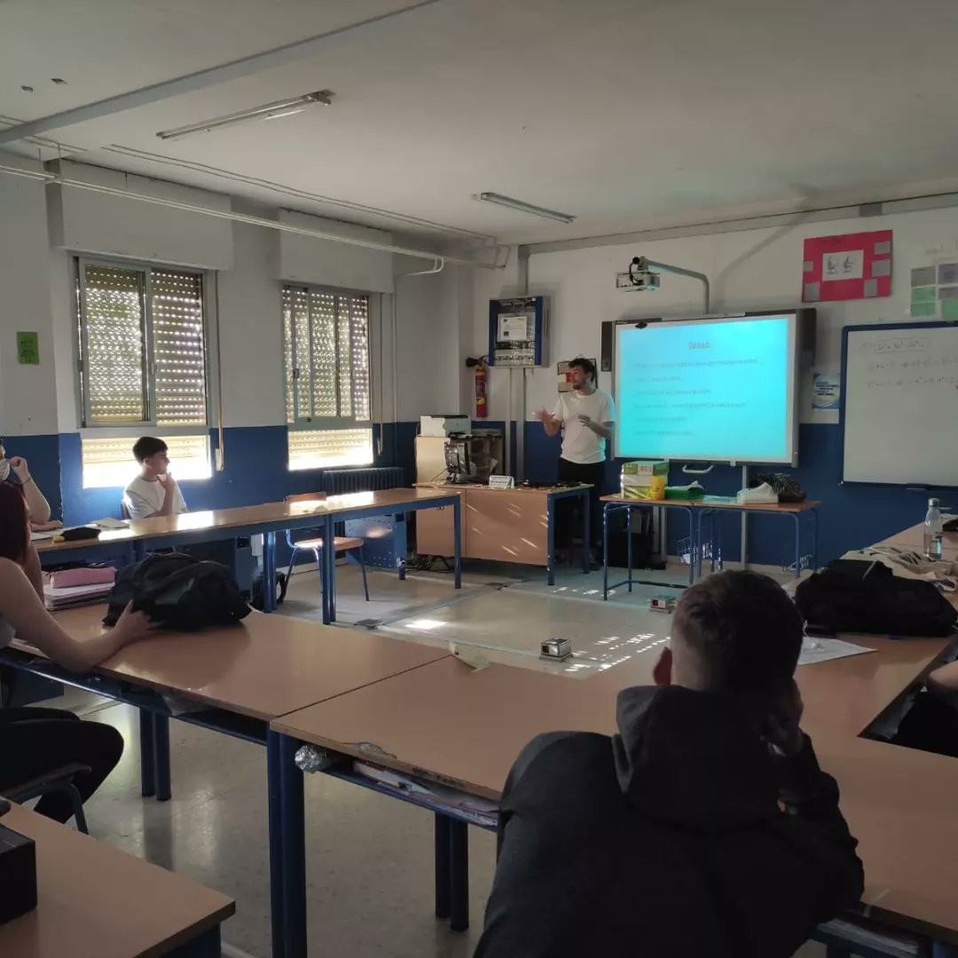 IESAcebuche's tweet photo. #PROA+#Transformate #FSE #IesAcebuche #Taller #Podcast impartido a alumnos de 1FPB dentro del programa PROA+Transfórmate sostenido con fondos europeos. https://t.co/NOFxB3NSFx