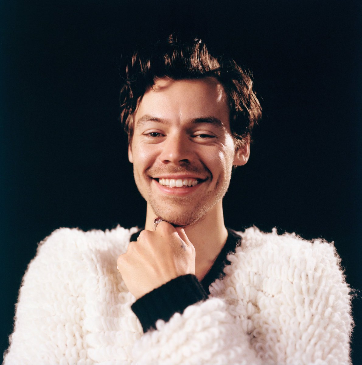 hsdaily's tweet photo. HAPPY HARRY’S HOUSE EVE! 🏡 

Out at midnight everywhere.

How are we feeling?  #HarrysHouse https://t.co/wo6wyubMsv