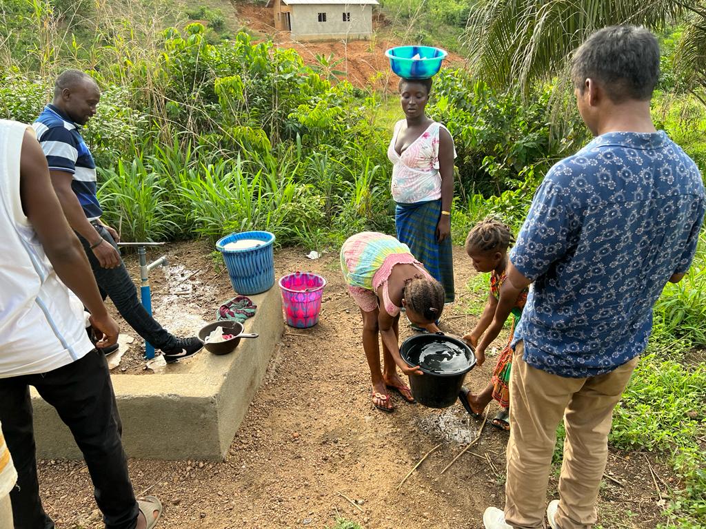 UNDP and the #Kailahun District Council embarked on joint monitoring of the ongoing construction of 25 low-tech water boreholes in deprived communities in the Kailahun district. 

We work hard to improve people's lives 🇸🇱. Everyone deserves access to clean water. #Water2Me