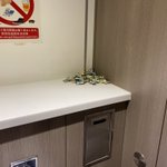 思わず恐怖を感じる。トイレに山盛りにされた飴のゴミ。