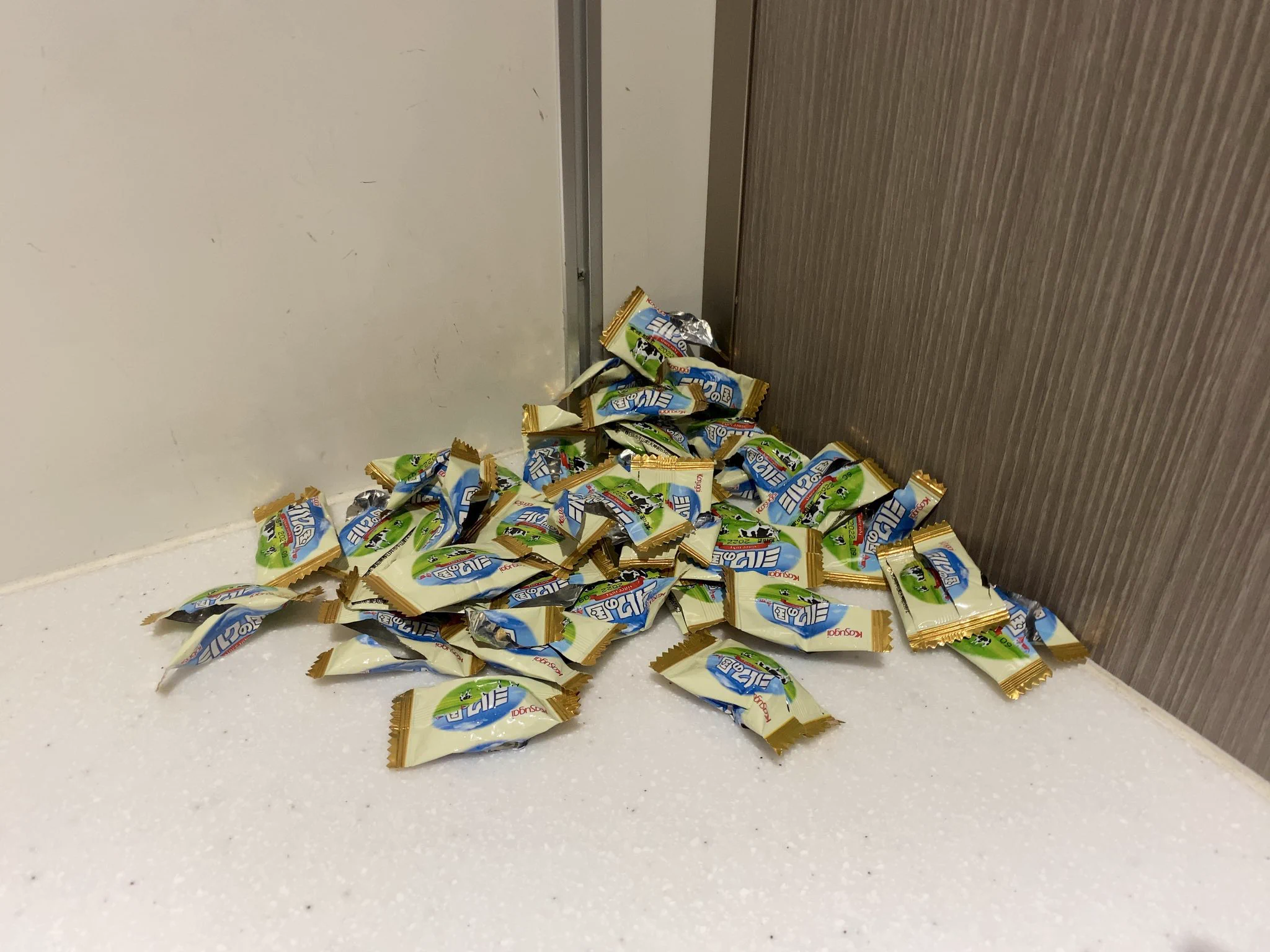 思わず恐怖を感じる。トイレに山盛りにされた飴のゴミ。